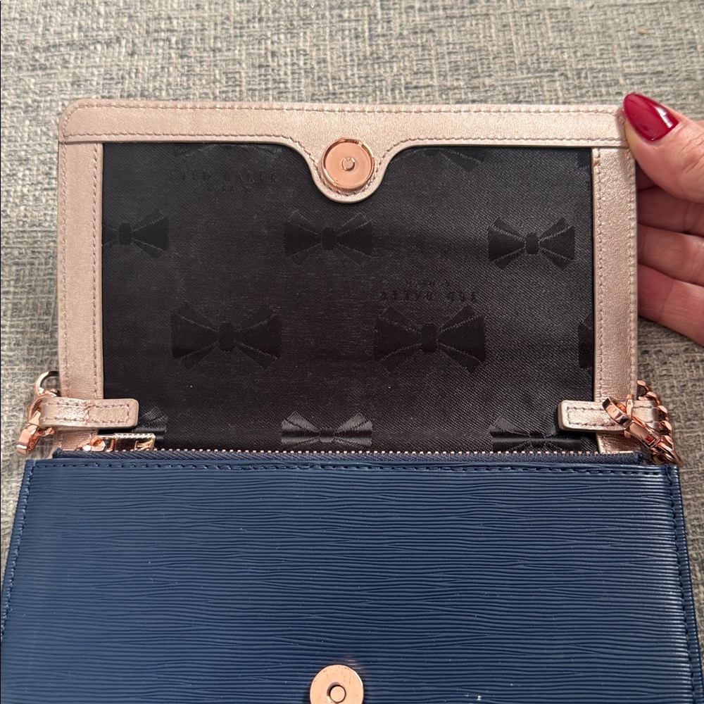 Chic Navy Clutch with Rose Gold Chain - Picture 3 of 9